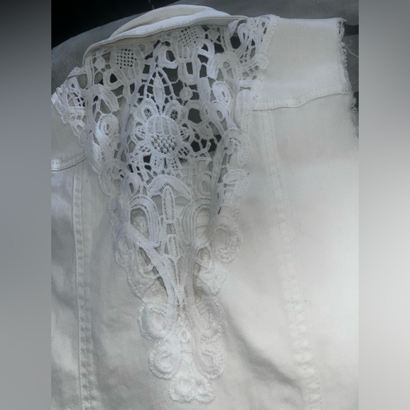 GUESS Denim Jacket In White with beautiful lace back design. New - Picture 5 of 5